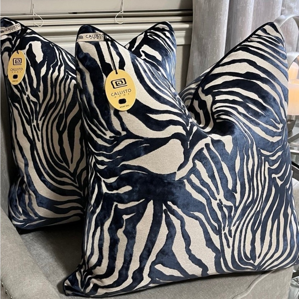 1-NWT CALLISTO HOME CUT VELVET ZEBRA DESIGN DECORATIVE PILLOW (T01110F11)